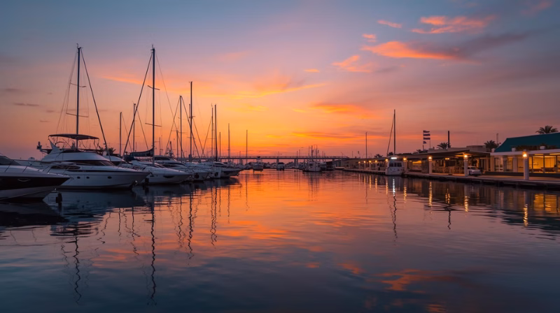 Luxusresort in Sharm el Sheikh mit Infinity-Pool, Palmen und Blick auf das türkisfarbene Rote Meer – perfekte Destination für All Inclusive Urlaub und Wintersonne in Ägypten.