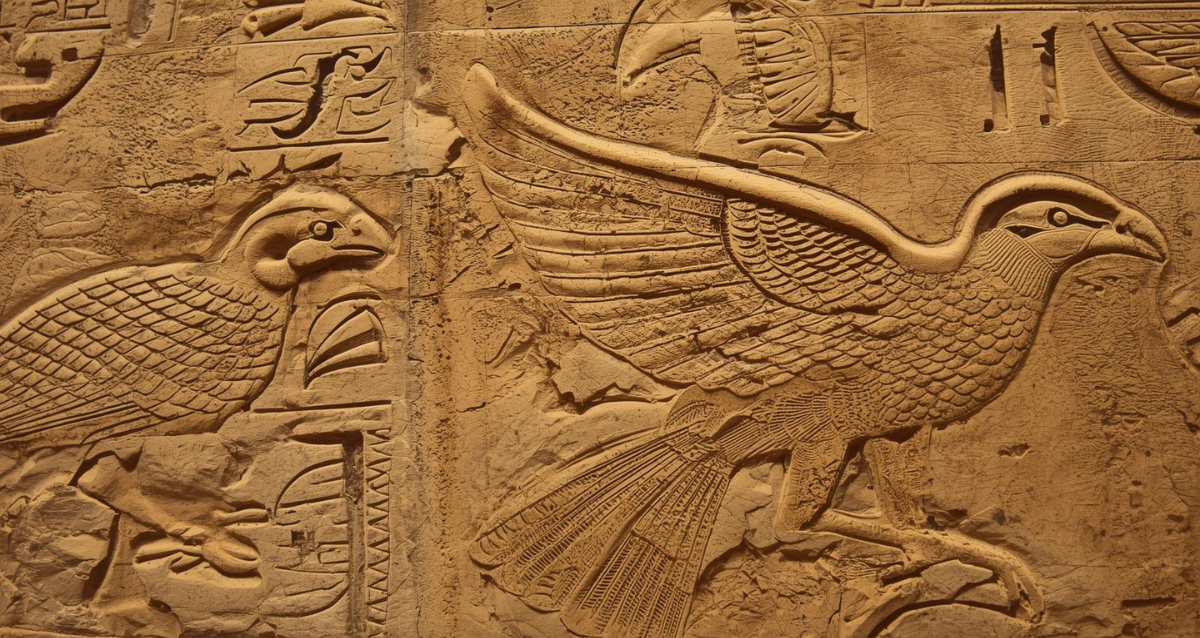 Altägyptische Hieroglyphen als historische Ägypten Sehenswürdigkeit in Luxor