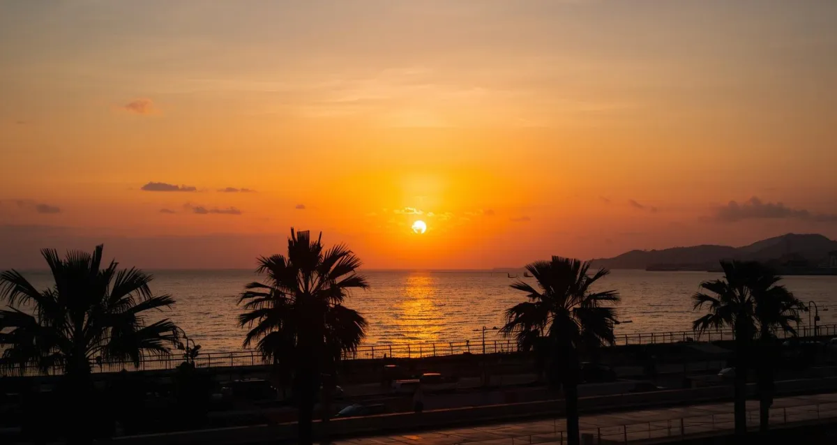 Wärmerer Sonnenuntergang am Meer in der Türkei bei mildem Abendwetter