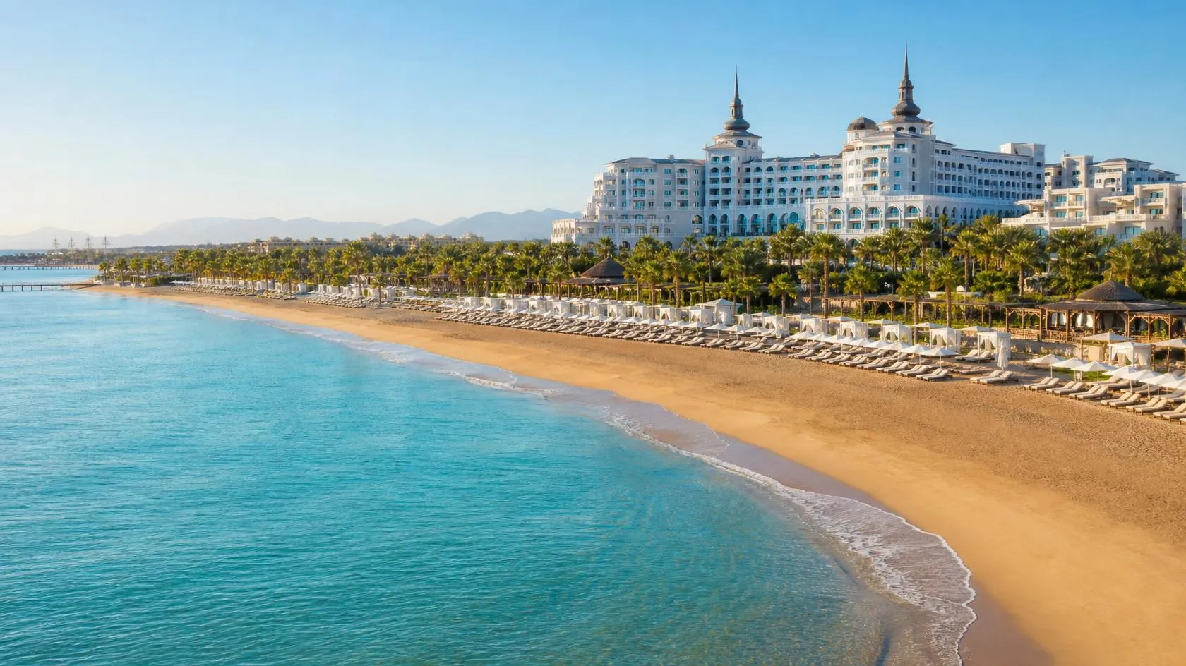 Türkische Riviera mit Sandstrand, Meer und Hotelanlage