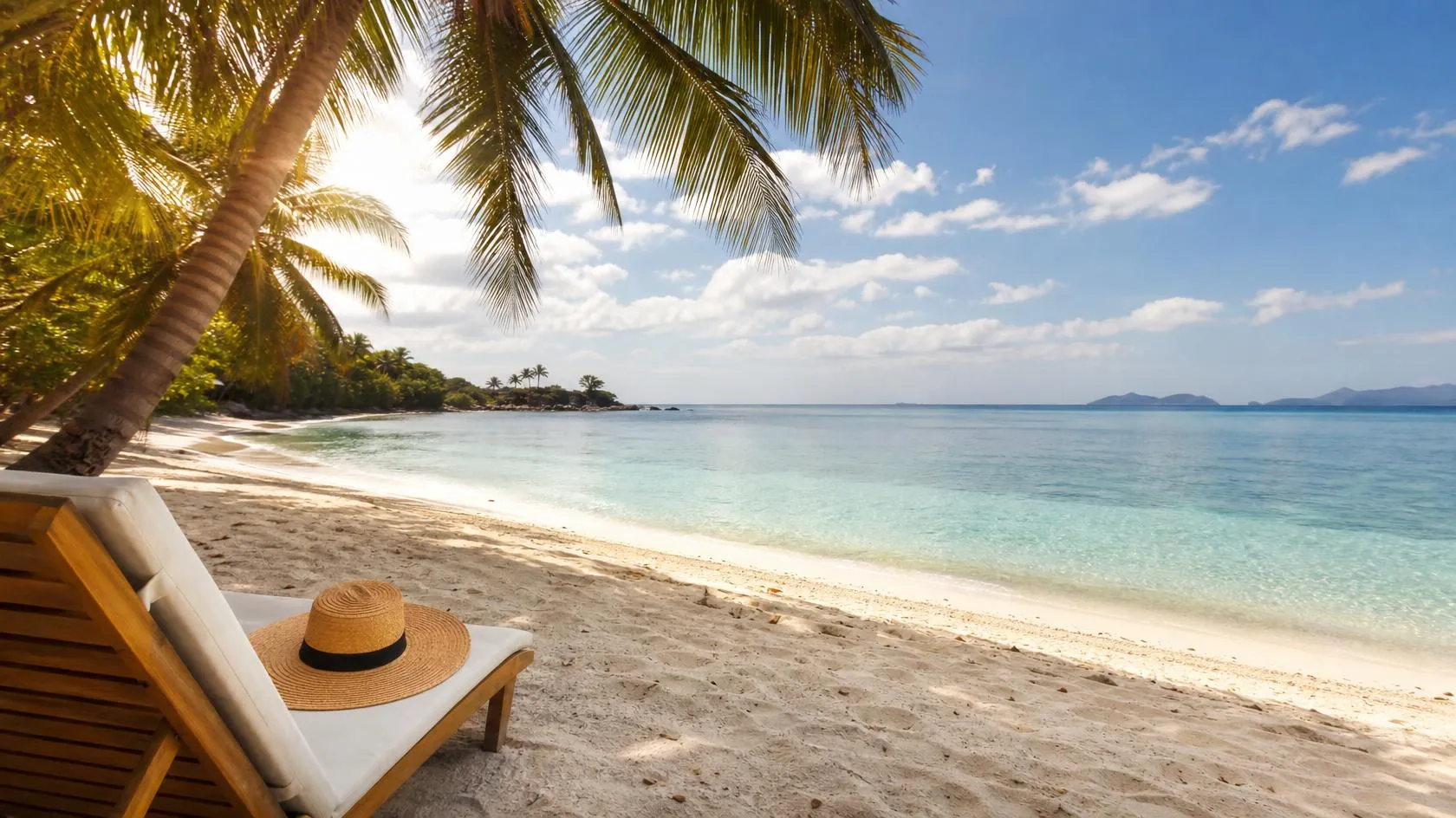 Sonniger Strandurlaub im Winter mit Palmen und Meer