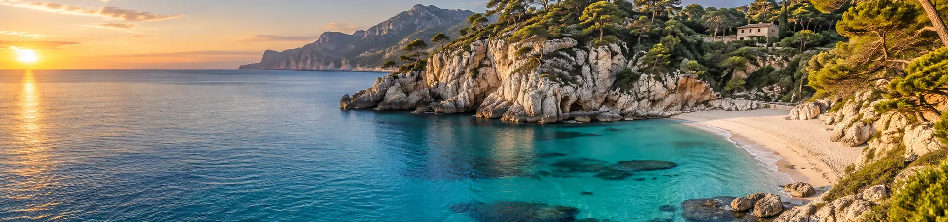 Mallorca Urlaub 2026 mit türkisblauem Meer, heller Bucht und mediterraner Küstenlandschaft